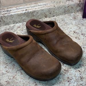 NEARLY NEW WHITE MOUNTAIN LEATHER CLOGS